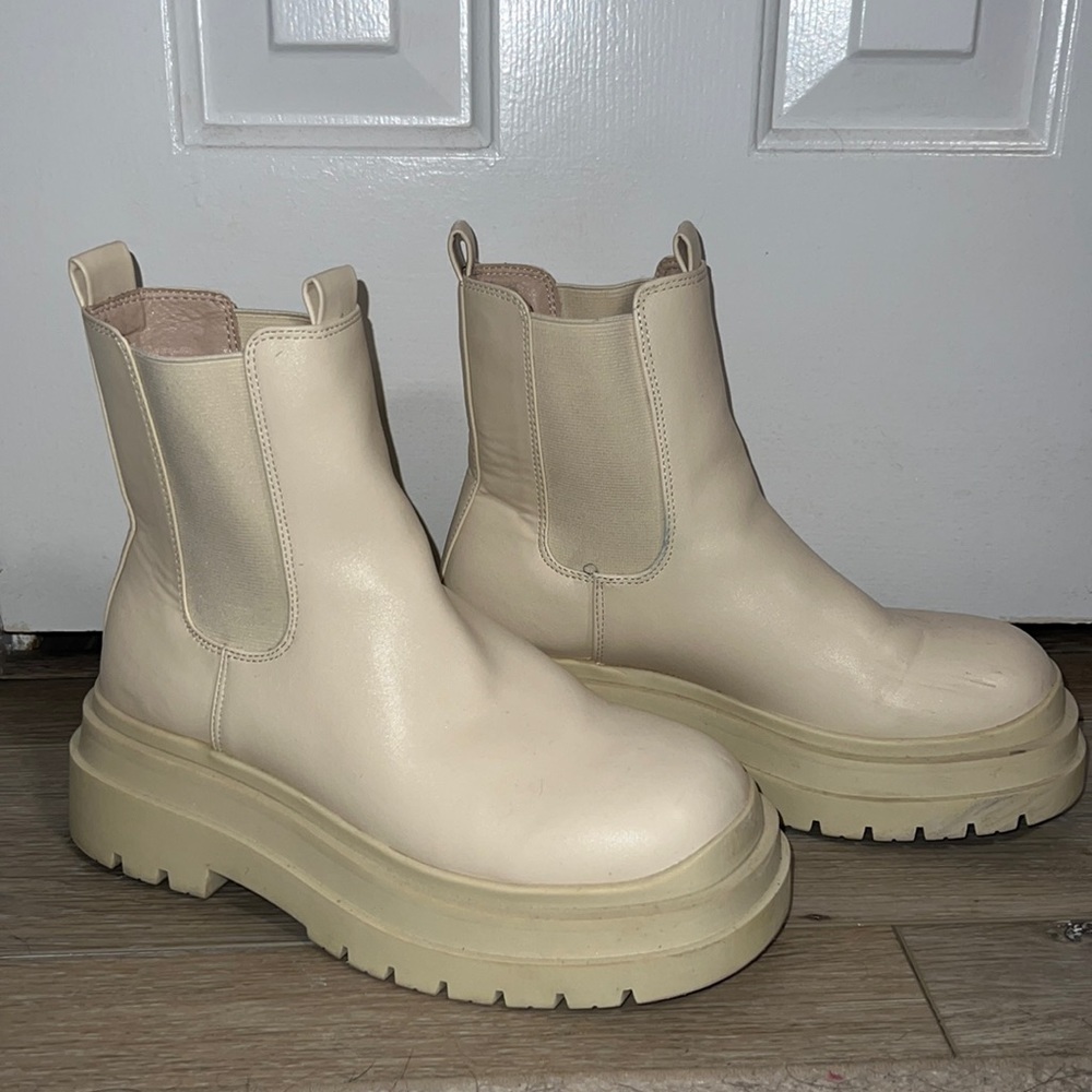 Urban Outfitters OU Ivory White Baldwin Boots
